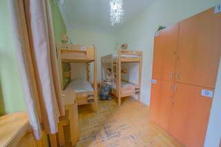 Хостелы Envoy Hostel Тбилиси Кровать в общем номере для женщин с 4 кроватями-1