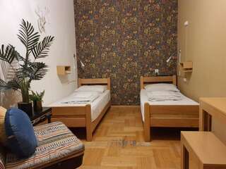 Хостелы Envoy Hostel Тбилиси Двухместный номер с 2 отдельными кроватями-3