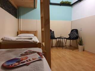 Хостелы Envoy Hostel Тбилиси Семейный номер с общей ванной комнатой-4