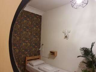 Хостелы Envoy Hostel Тбилиси Двухместный номер с 2 отдельными кроватями-4