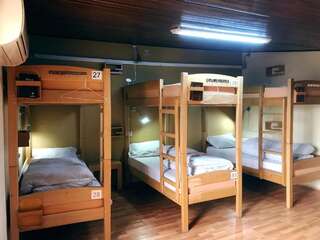 Хостелы Envoy Hostel Тбилиси Кровать в общем 6-местном номере для мужчин и женщин-1