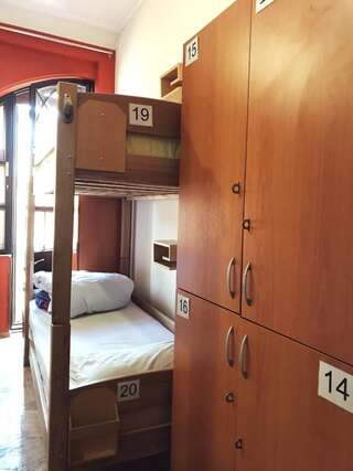 Хостелы Envoy Hostel Тбилиси Односпальная кровать в 8-местном общем номере-1