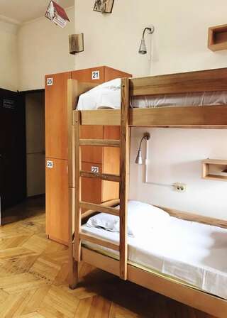 Хостелы Envoy Hostel Тбилиси Кровать в общем 6-местном номере для мужчин и женщин-4