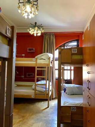 Хостелы Envoy Hostel Тбилиси Односпальная кровать в 8-местном общем номере-2
