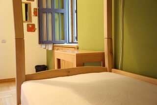 Хостелы Envoy Hostel Тбилиси Односпальная кровать в общем номере с 4 кроватями-2