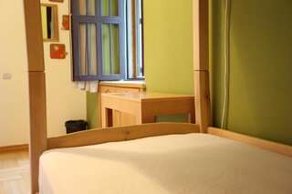 Хостелы Envoy Hostel Тбилиси Односпальная кровать в общем номере с 4 кроватями-4