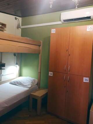Хостелы Envoy Hostel Тбилиси Односпальная кровать в общем номере с 4 кроватями-5