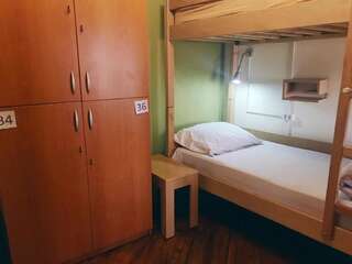 Хостелы Envoy Hostel Тбилиси Односпальная кровать в общем номере с 4 кроватями-7