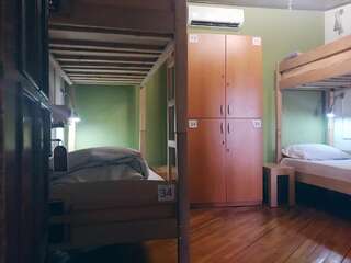 Хостелы Envoy Hostel Тбилиси Односпальная кровать в общем номере с 4 кроватями-8