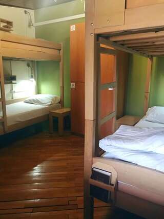 Хостелы Envoy Hostel Тбилиси Односпальная кровать в общем номере с 4 кроватями-9